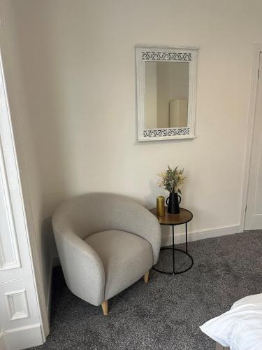 Ένα ή περισσότερα κρεβάτια σε δωμάτιο στο Cosy 2-bed flat, great location