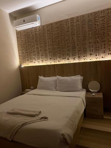 カイロにあるPyramids Top view innのベッドルーム1室(白いベッド1台、ファン付)