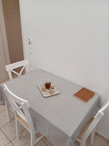 アモルゴス島にあるVilla Vasilikiの食べ物一皿と本