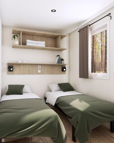 deux lits assis dans une pièce avec une fenêtre dans l'établissement Camping LePigeonnier à Miers près du gouffre de Padirac, à Miers