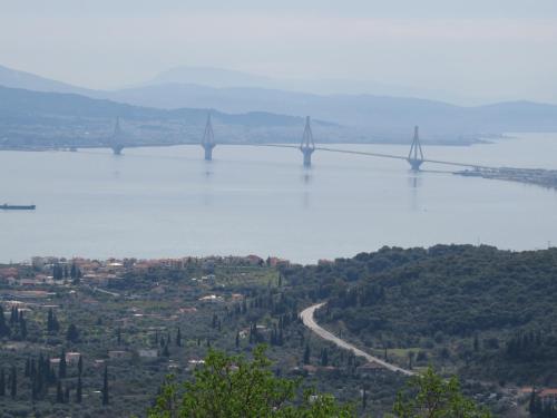 vista su un fiume con ponte in lontananza di Up on the hill a Nafpaktos