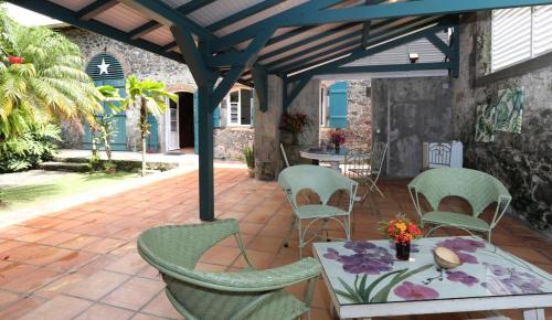 Κήπος έξω από το La Petite Distillerie, sur un domaine historique