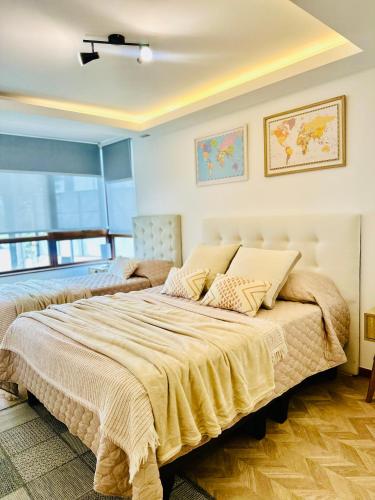 a bedroom with a large bed and a window at Laguna verde in Los Ángeles