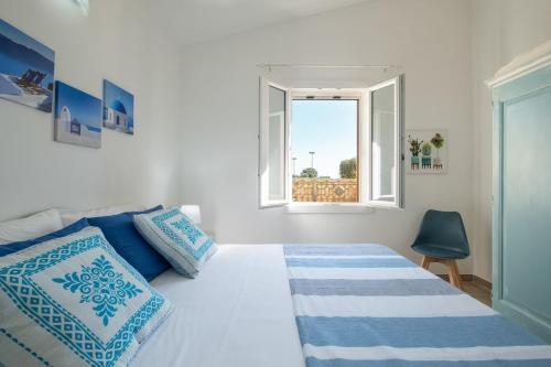 um quarto com uma cama e uma janela aberta em Villa Daniela- Costa Rei a 5 minuti a piedi dalla spiaggia con AC, WiFi e Parcheggi Privati em Costa Rei