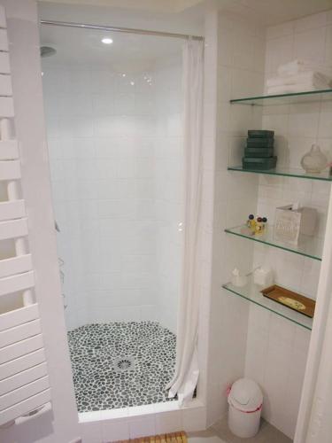 Beautiful 2 BDRM- In the heart of the Marais