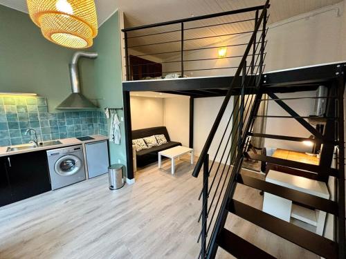 Cette chambre dispose d'un escalier menant à une mezzanine. dans l'établissement Joli studio Avignon centre, à Avignon