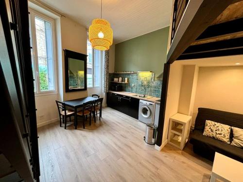 un salon avec une table et une salle à manger dans l'établissement Joli studio Avignon centre, à Avignon