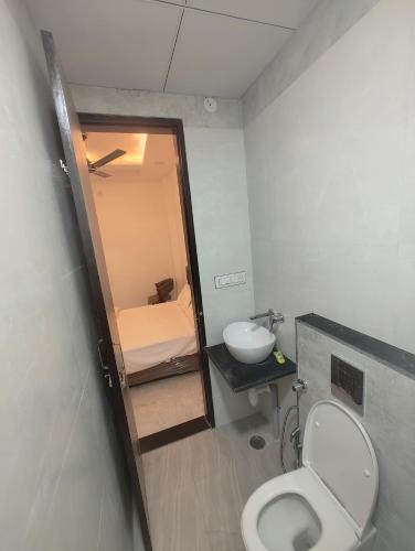 Bilik mandi di Cozy Stays by NishAnsh