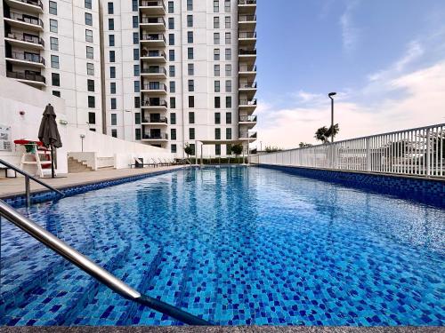 Πισίνα στο ή κοντά στο Luxury 2BR, Yas Island by Ferrari World & Yas Mall