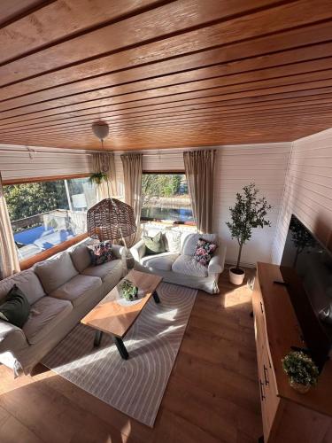 ein Wohnzimmer mit Sofa und Fernseher in der Unterkunft Küstenglück in Südbrookmerland