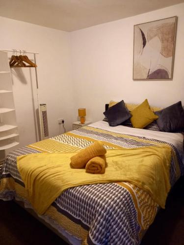 two beds sitting next to each other in a bedroom at The Hanham Retreat in Bristol
