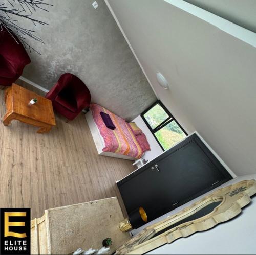 an overhead view of a living room with a flat screen tv at Elite House in Pe°ani