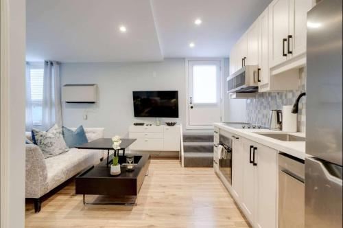Dapur atau dapur kecil di Casa Hotel Stylish Suite with Patio in Leslieville