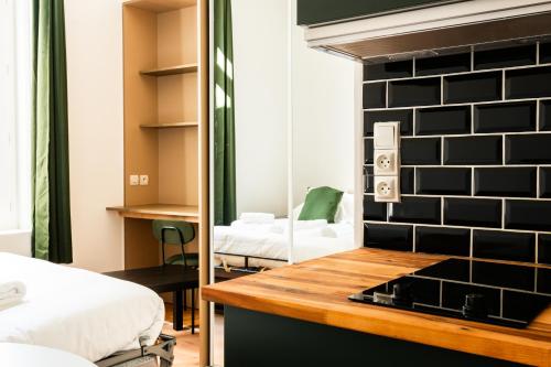 - une chambre avec un bureau et un miroir dans l'établissement COZETT'HOME - STUDIO Chics & Modernes - 2 pas du Cirque Jules Verne -, à Amiens