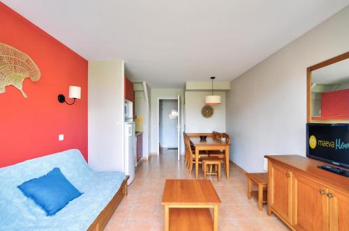 un salon avec un canapé et une salle à manger dans l'établissement La résidence du Lac - maeva Home - Maison 3 pièces 6 personnes - Sélection MAE-1781, à Monflanquin