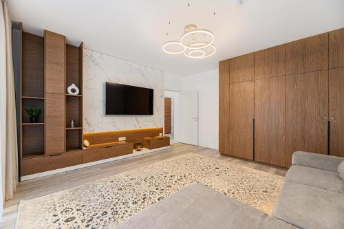 un soggiorno con TV e divano di Uno Alpine Bliss Brasov a Braşov