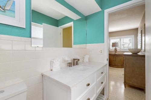 une salle de bain avec un lavabo blanc et un miroir dans l'établissement Caloosa Palms, à North Fort Myers