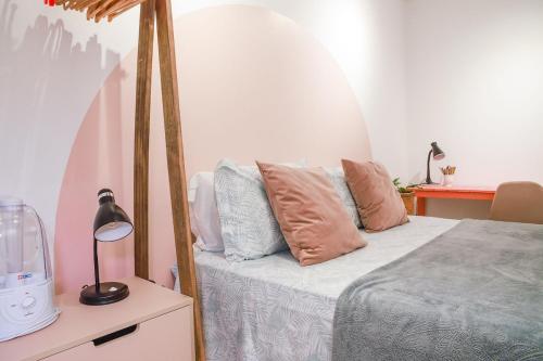 a bedroom with a canopy bed with pillows on it at Apê de 3 quartos com ar-condicionado e Berço in Cuiabá