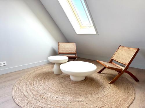 ドンブルグにあるVrijvakantiehuis Brouwerijweg 45aの椅子2脚、テーブル1台、ラグ1枚が備わる客室です。