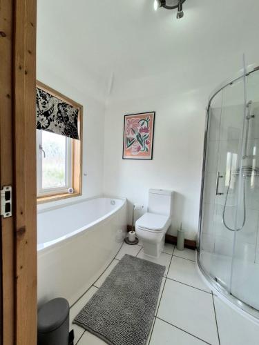 Koupelna v ubytování Cozy 3-Bed House Near Fosse Park with Parking