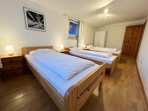 a bedroom with two beds and two night stands at 85qm - Zentrale Lage - Parkplatz in Göttingen
