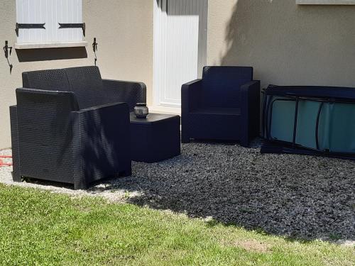two chairs and a table in a yard at GITE LA JOLIETTE ET LE CHESNAIE in Grillon