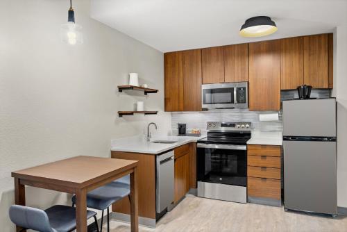 Cuisine ou kitchenette dans l'établissement Residence Inn by Marriott Homewood Mountain Brook