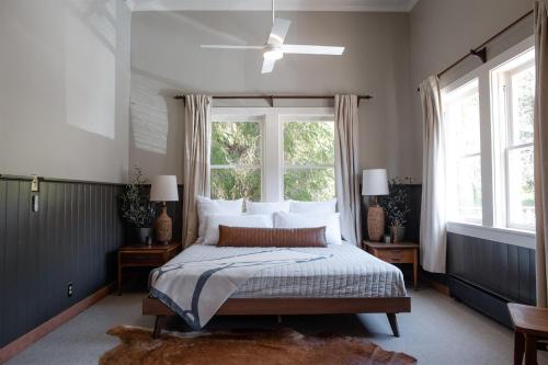 a bedroom with a bed and a window at Scotia Lodge in Scotia