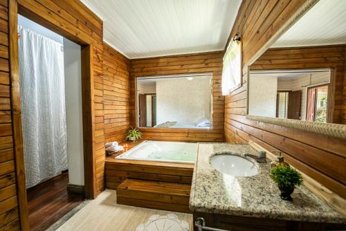 Bilik mandi di Casa Rústica com Piscina Privativa, Banheira de Hidromassagem, Ar-Condicionado, Pet friendly - Refúgio na Natureza a 5 Minutos do Centro de Imbituba, Perfeita para Famílias e Grupos