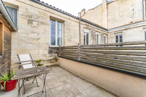 a bench sitting on the balcony of a building at Superbe Appartement avec Terrasse en Centre Ville in Bordeaux