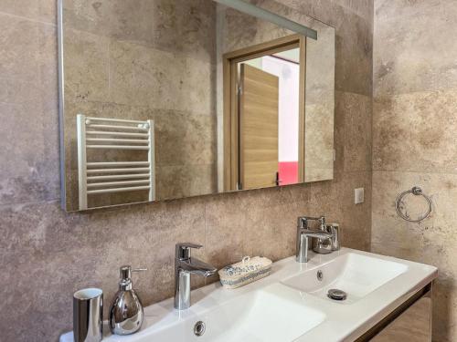 une salle de bain avec un lavabo et un miroir dans l'établissement Grand appartement rénové - Jardin et Parking - CZ, à Cannes