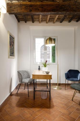 a living room with a table and two chairs at Corte dell'Albero in Florence