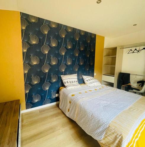 - une chambre avec un lit et un mur recouvert de coquillages dans l'établissement Villa Longeville avec Piscine Chauffée, à Longeville-sur-Mer