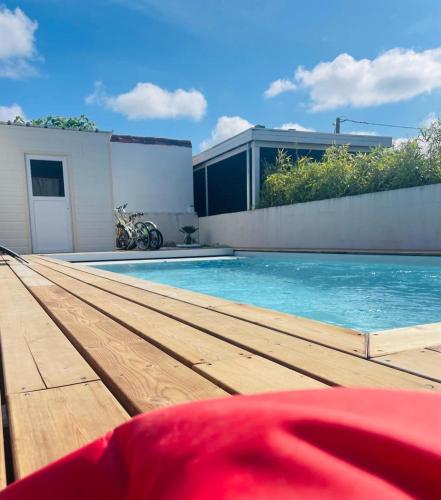 une piscine devant une maison dans l'établissement Villa Longeville avec Piscine Chauffée, à Longeville-sur-Mer