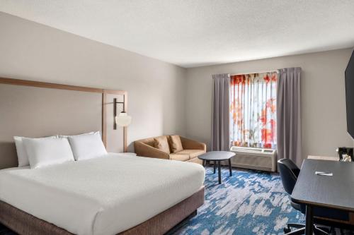 a hotel room with a bed and a desk at Fairfield Inn and Suites by Marriott Birmingham Fultondale / I-65 in Fultondale
