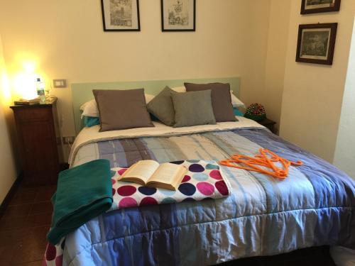 a bedroom with a bed with two books on it at Appartamenti I Giardini Di Villa Melzi in Bellagio