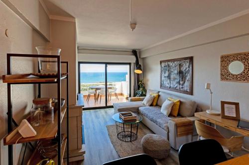 a living room with a couch and a table at Apartamento Amara Ericeira in Carvoeira