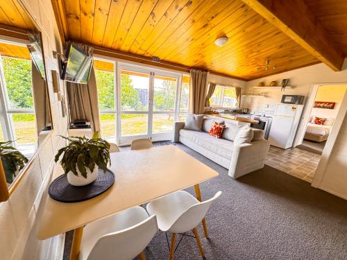 Kuchyň nebo kuchyňský kout v ubytování Waikanae Beach Motel