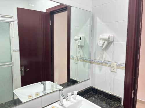 a bathroom with a sink and a mirror at Paradise Resort in Los Santos