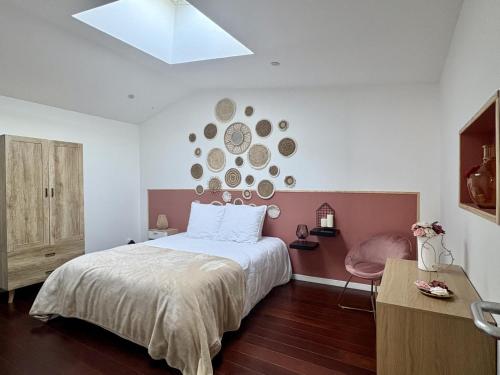 - une chambre avec un grand lit et une lucarne dans l'établissement LOFT Aux Retrouvailles -Gîte avec Spa De 2 à 6 personnes, à Moriviller