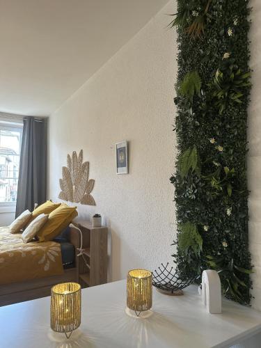 - un salon avec un mur vert et deux lumières dans l'établissement Appartement cosy au coeur de la ville d'Auch, à Auch