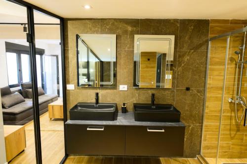 Koupelna v ubytování Premium L&L Apartments Modern Designer Stay with Spa Vibe