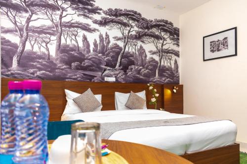 Ein Bett oder Betten in einem Zimmer der Unterkunft Hôtel Mirambeau