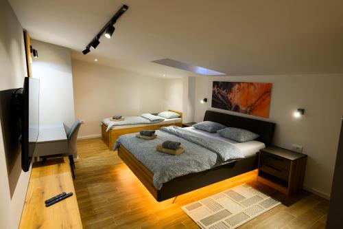 Postel nebo postele na pokoji v ubytování Premium L&L Apartments Modern Designer Stay with Spa Vibe