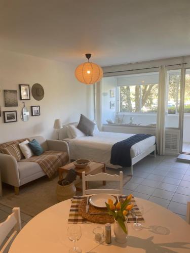 a living room with a bed and a couch at Casa Ligia in Vilamoura