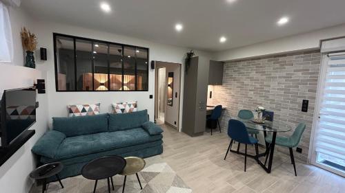 un salon avec un canapé et une table dans l'établissement Appartement cosy - proximité rue du Commerce, à Paris