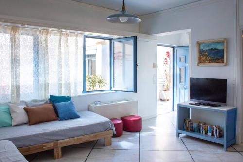 a living room with a couch and a television at Blue Calm in Daratso