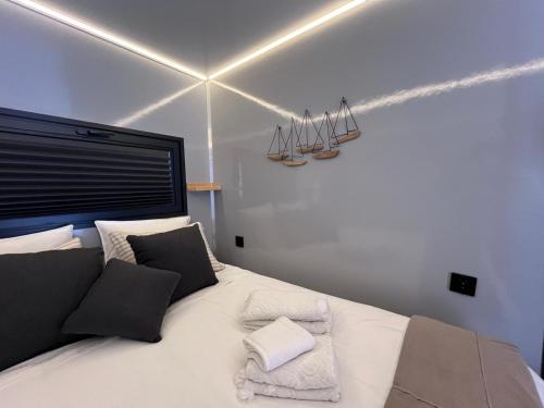 圣玛丽亚港Casa Flotante El Refugio del Pirata的卧室配有一张带3条毛巾的大型白色床