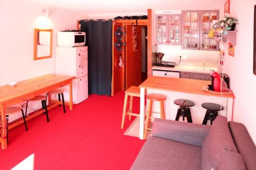 une petite cuisine avec un canapé et une table dans l'établissement Résidence Les Tavaillons - 208 Les Tavaillons Studio pour 4 personnes MAE-8861, aux Orres