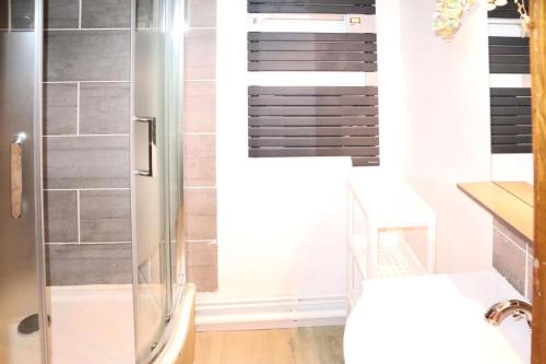 une salle de bain avec une douche avec une porte vitrée dans l'établissement Résidence Les Tavaillons - 208 Les Tavaillons Studio pour 4 personnes MAE-8861, aux Orres